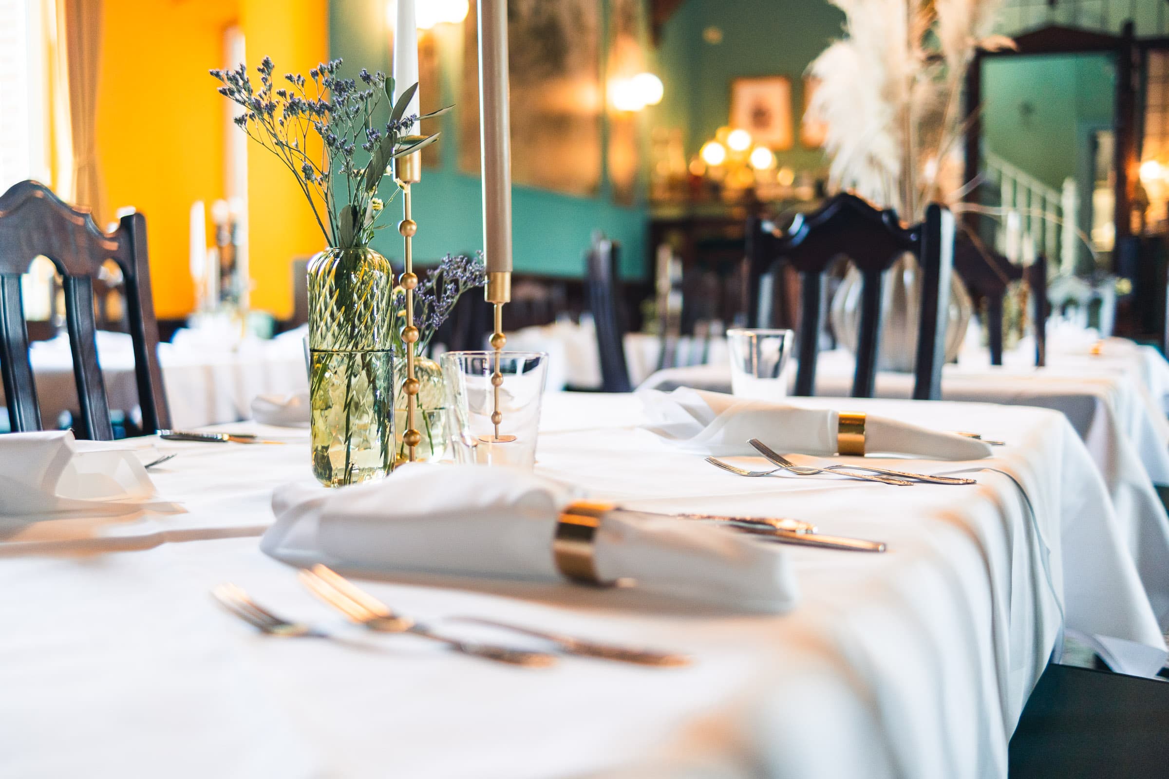 Tisch mit festlichem Gedeck im Restaurant Villa Meßmer