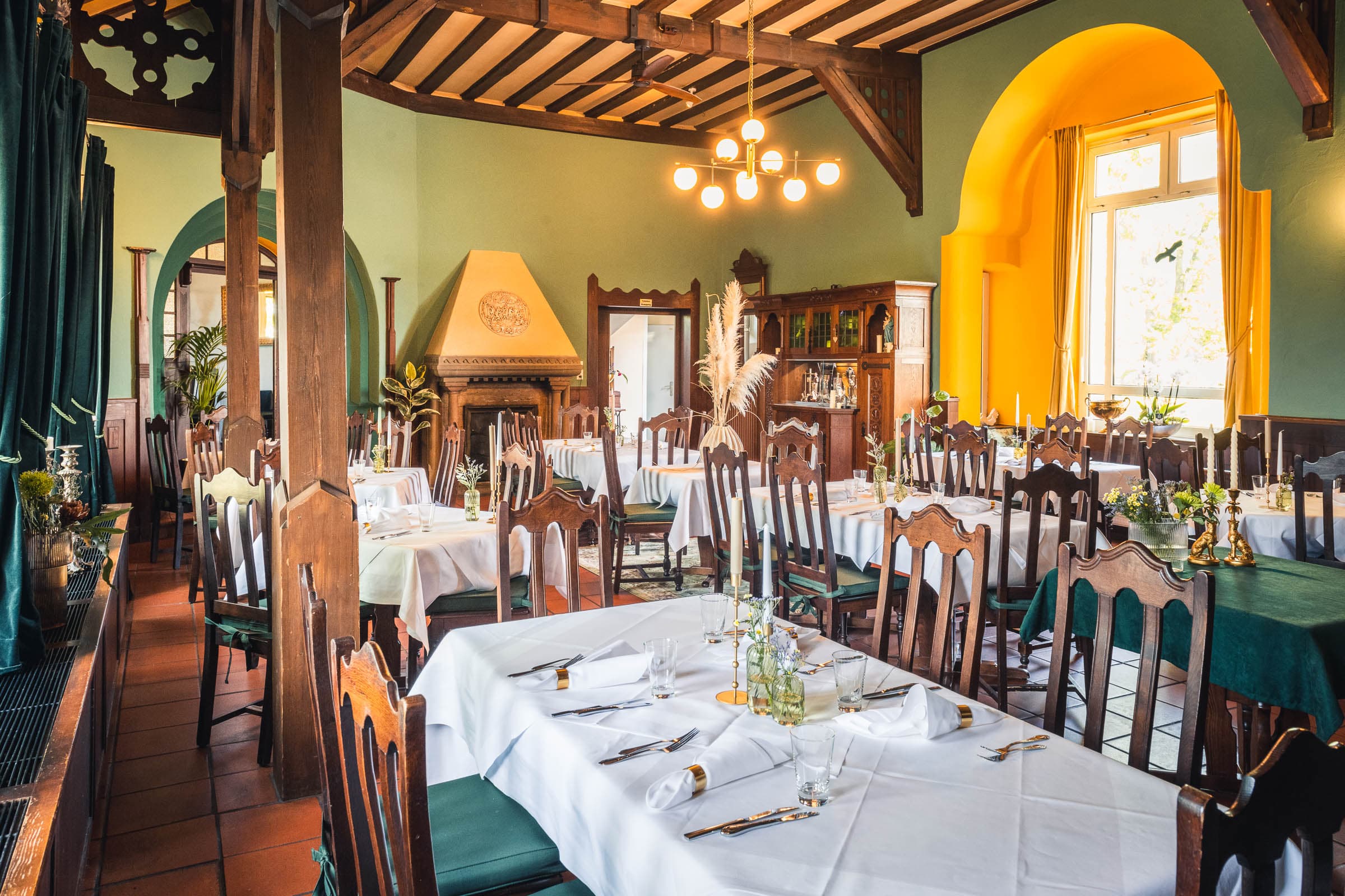 Festlich eingedeckte Tische im historischen Gastraum der Villa Meßmer